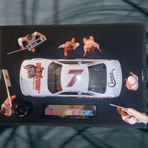 ALAN KULWICKI - #7 Hooters - 1:24 Pit Stop Showcase - 1993 Racing Champions